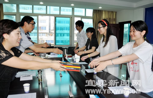 共青团宜宾市委为同济大学支教团举行欢送会(图2) 支教学子告别宜宾 立下誓言还会再来