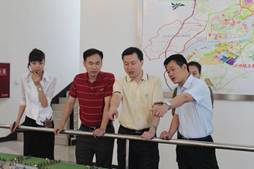 张彤莅泸调研&nbsp;指导乡镇街道组织格局创新工作(图2)