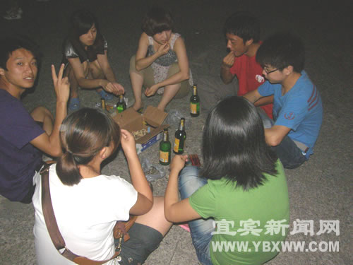 宜宾：离别前夜&nbsp;大学毕业生悲喜交加(图2)