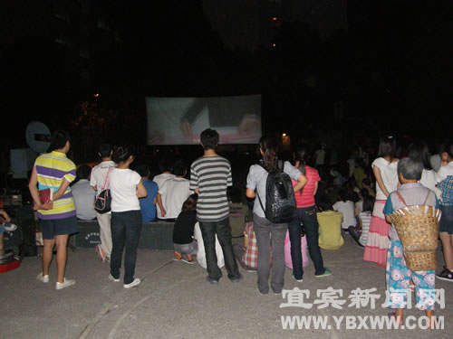 宜宾：离别前夜&nbsp;大学毕业生悲喜交加(图3)
