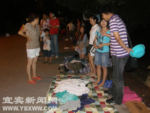 宜宾：离别前夜&nbsp;大学毕业生悲喜交加(图1)