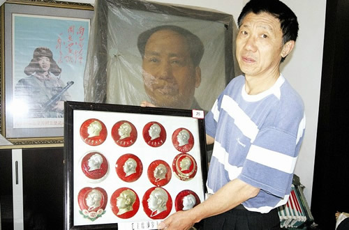 宜宾王强：22年收藏&nbsp;13000枚毛主席像章(图2)