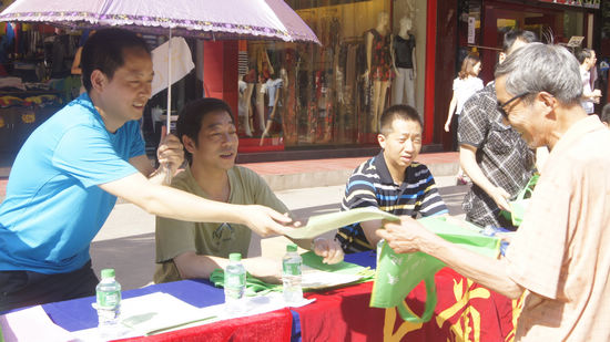 古蔺县“三个一”大力宣传第21个“全国土地日”(图2) 古蔺县“三个一”大力宣传第21个“全国土地日”(图2)