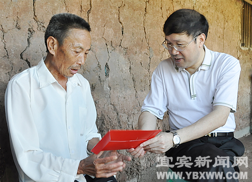 杨冬生等市领导“七一”前夕送关怀 送祝福(图6) 杨冬生等市领导“七一”前夕送关怀 送祝福(图6)