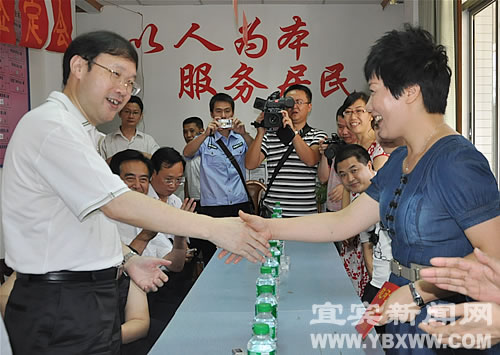 杨冬生等市领导“七一”前夕送关怀 送祝福(图3) 杨冬生等市领导“七一”前夕送关怀 送祝福(图3)