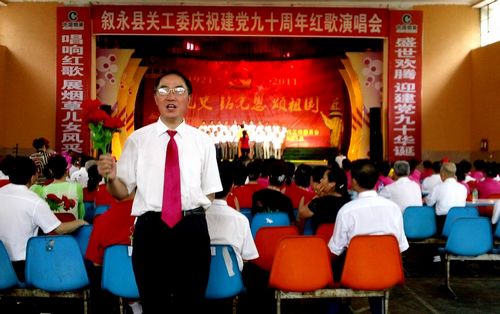 叙永千余老人集体唱红歌颂党恩(图3) 叙永千余老人集体唱红歌颂党恩(图3)