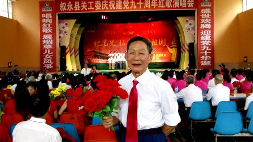 叙永千余老人集体唱红歌颂党恩(图2) 叙永千余老人集体唱红歌颂党恩(图2)