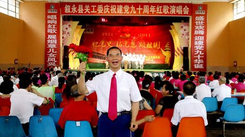 叙永千余老人集体唱红歌颂党恩