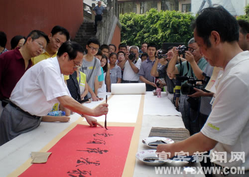 宜宾书法家创作90米长卷献礼建党90周年(图2)