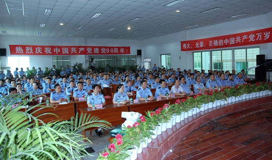 泸州公安交警庆党生日 "党的光辉照我心"颂党恩(图1) 泸州公安交警庆党生日 "党的光辉照我心"颂党恩(图1)