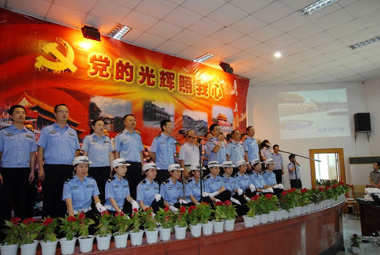 泸州公安交警庆党生日 "党的光辉照我心"颂党恩(图9) 泸州公安交警庆党生日 "党的光辉照我心"颂党恩(图9)