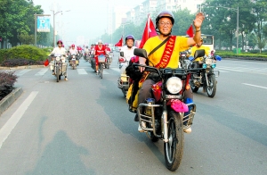 自贡：六旬翁要骑摩托车穿越中国