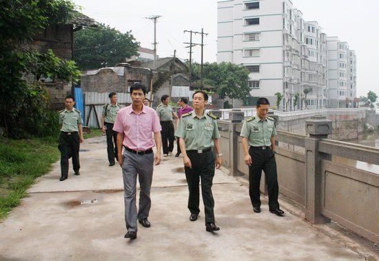 泸州市委常委、军分区政委张习到海潮镇调研(图3) 泸州市委常委、军分区政委张习到海潮镇调研(图3)