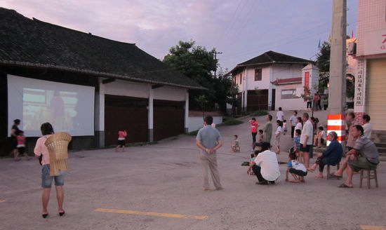 龙车镇:“坝坝电影”宣传禁毒知识(图1) 龙车镇:“坝坝电影”宣传禁毒知识(图1)
