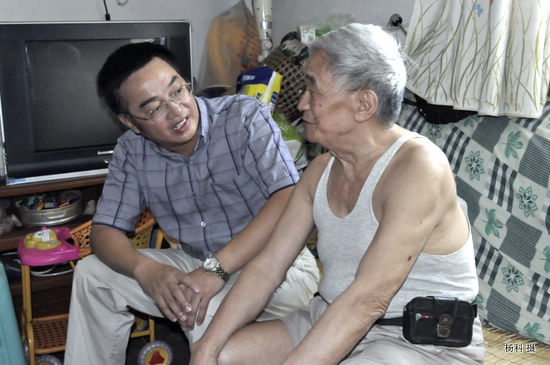 七一前夕 泸州市教育局局长刘涛慰问离休老党员(图1) 七一前夕 泸州市教育局局长刘涛慰问离休老党员(图1)