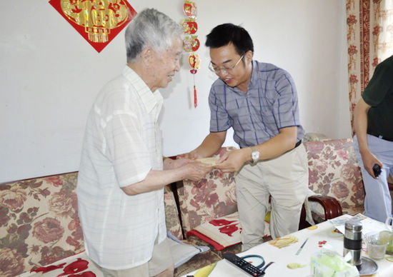 七一前夕&nbsp;泸州市教育局局长刘涛慰问离休老党员