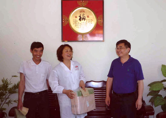 纳溪区区长熊启权到大渡口镇关心慰问党员