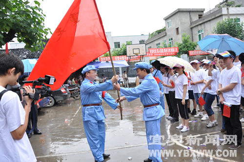 兴文老区：百余干部职工重走长征路