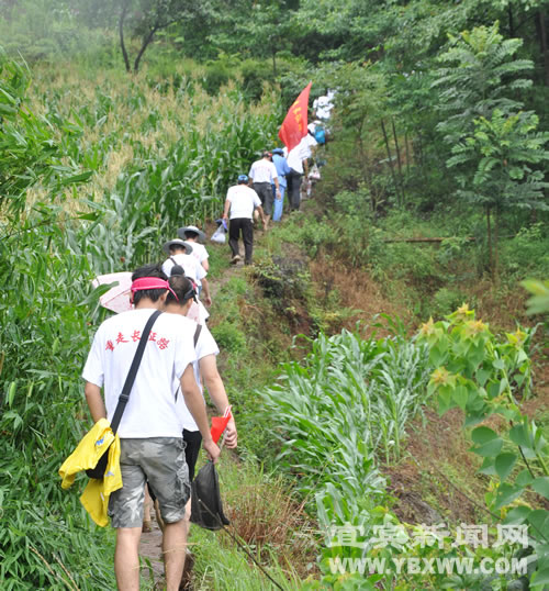 兴文老区：百余干部职工重走长征路(图3)