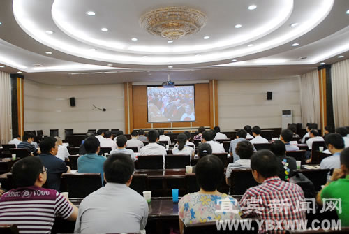 宜宾党政机关组织广大党员干部集中收看庆祝建党90周年大会(图2)