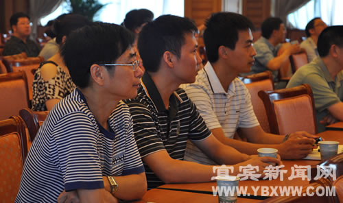 宜宾党政机关组织广大党员干部集中收看庆祝建党90周年大会(图9)