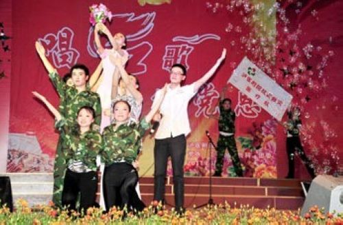 泸医附院举办庆祝建党90周年创先争优表彰活动(图6) 泸医附院举办庆祝建党90周年创先争优表彰活动(图6)