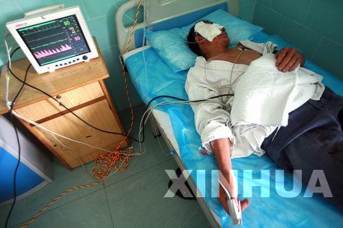 中山开往泸州大巴与货车相撞&nbsp;2死31伤(图5)