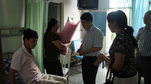 纳溪：村支书因公受伤&nbsp;区委书记慰问送祝福