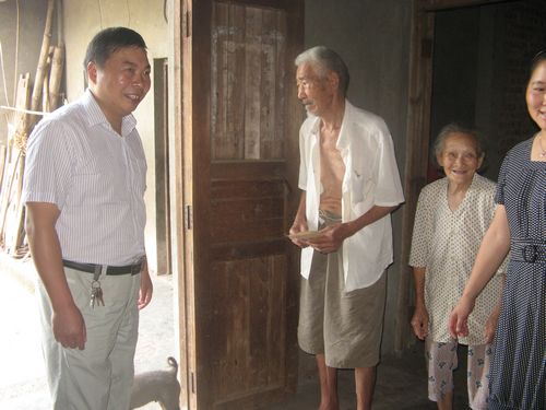 胡市镇开展“七·一”慰问活动(图2) 胡市镇开展“七·一”慰问活动(图2)
