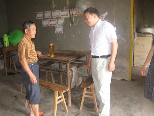 胡市镇开展“七·一”慰问活动