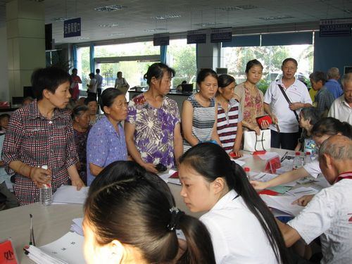 胡市镇组织失地农民集体办理社会保险(图1) 胡市镇组织失地农民集体办理社会保险(图1)