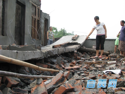 自贡：帮忙拆房被挡雨板压死&nbsp;房主一走了之避而不见