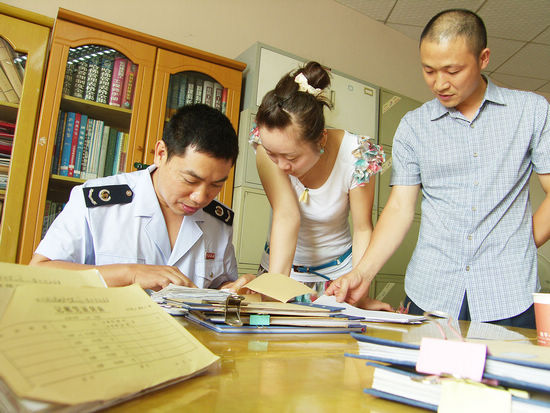 纳溪区地税局稽查局检查企业纳税工作