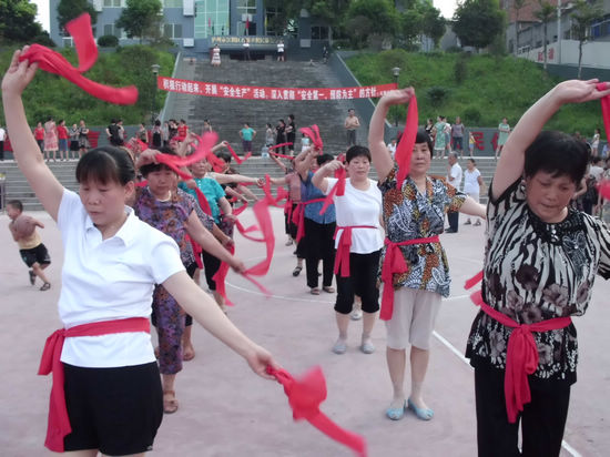 石寨乡：社区群众自发组织庆祝建党九十周年