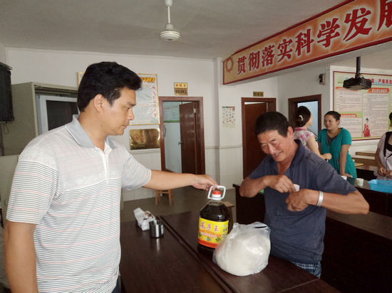 太伏镇开展贫困党员慰问活动