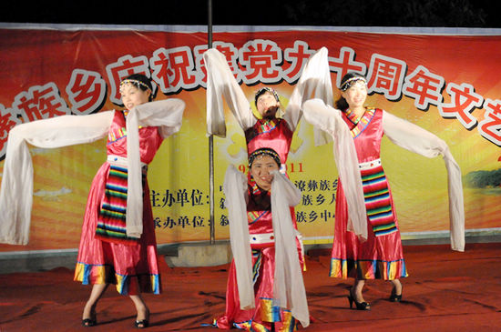 川南彝乡露天晚会引千人狂欢(图1)