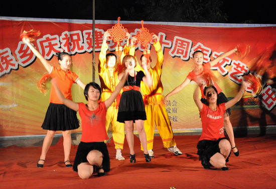 川南彝乡露天晚会引千人狂欢