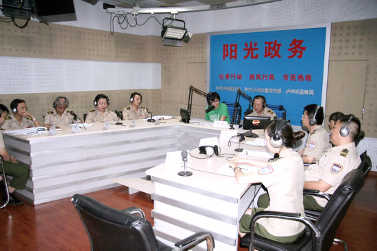 泸州市运管处领导接听市民热线及时处理群众问题(图1)