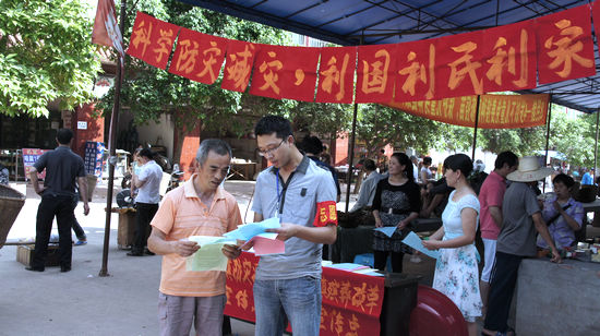 天仙镇：志愿者街头开展“防灾减灾”宣传活动