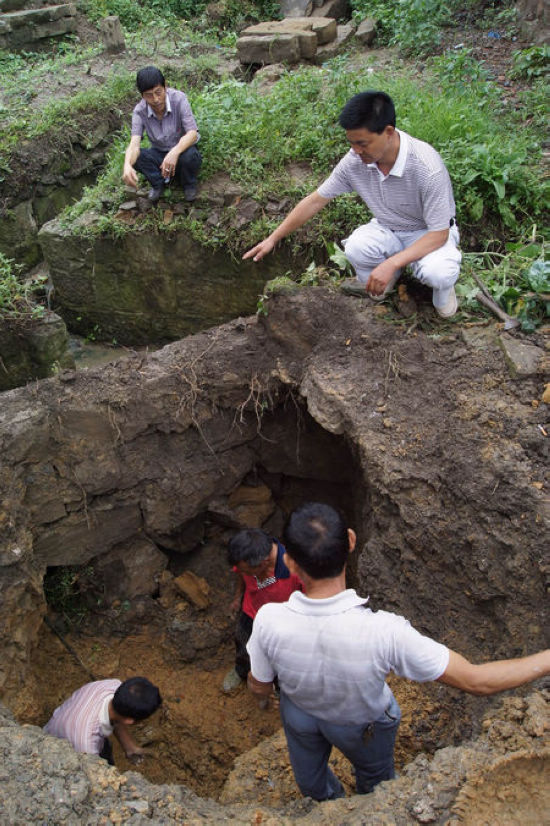 暴雨冲刷 古蔺黄荆沟镇排洪沟处现1米深大坑(图3) 暴雨冲刷 古蔺黄荆沟镇排洪沟处现1米深大坑(图3)