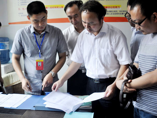 省视察组视察龙马潭区人民调解工作(图1) 省视察组视察龙马潭区人民调解工作(图1)