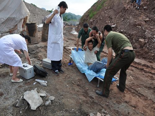 工人遭马蜂攻击被困30米高塔 合江消防官兵紧急救援(图6) 工人遭马蜂攻击被困30米高塔 合江消防官兵紧急救援(图6)