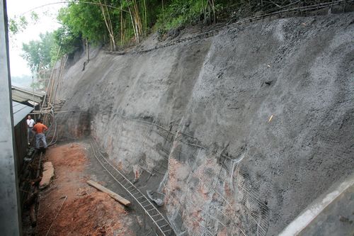 华阳街道&nbsp;&nbsp;修筑护坡保安全