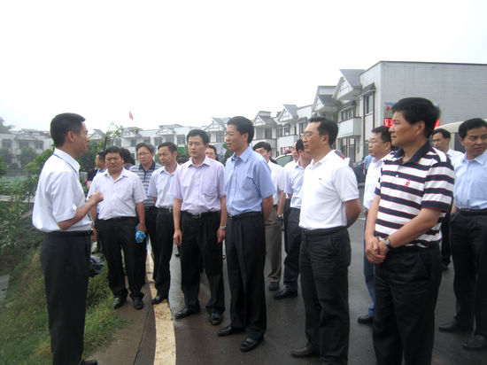 省委常委、副省长钟勉调研华阳新农村建设情况(图1) 省委常委、副省长钟勉调研华阳新农村建设情况(图1)
