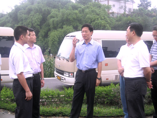 省委常委、副省长钟勉调研华阳新农村建设情况(图2) 省委常委、副省长钟勉调研华阳新农村建设情况(图2)