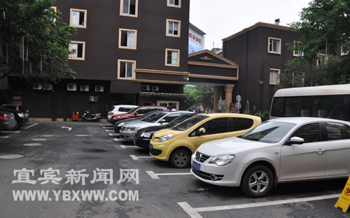 宜宾:停车半天收15元 车主反映收费“莽”(图1) 宜宾:停车半天收15元 车主反映收费“莽”(图1)
