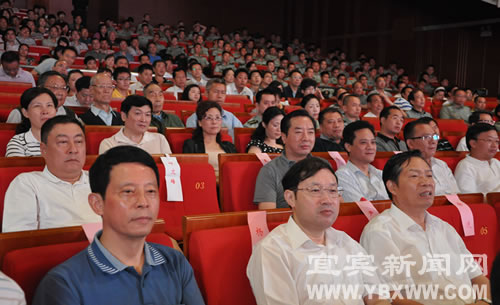著名军事专家金一南教授来宜作国防教育报告(图3) 著名军事专家金一南教授来宜作国防教育报告(图3)