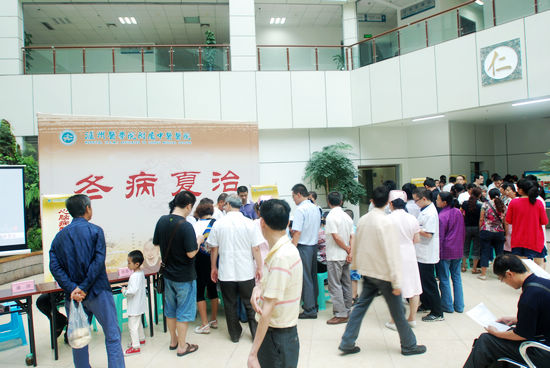 初伏敷贴 泸医中医院"冬病夏治"今日火热开场(图1) 初伏敷贴 泸医中医院"冬病夏治"今日火热开场(图1)