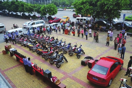 泸州警方举行返赃大会 68万赃物返还失主(图1) 泸州警方举行返赃大会 68万赃物返还失主(图1)