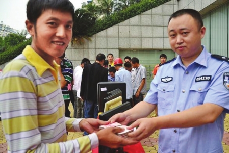 泸州警方举行返赃大会 68万赃物返还失主(图2) 泸州警方举行返赃大会 68万赃物返还失主(图2)